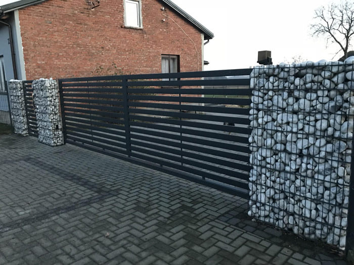 Nowoczesne ogrodzenie - połączenie metalowej palisady z gabionami
