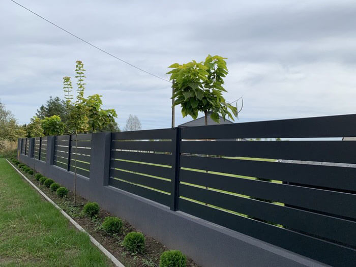 Nowoczesne ogrodzenie z aluminiowych poziomych przęseł w kolorze antracytowym