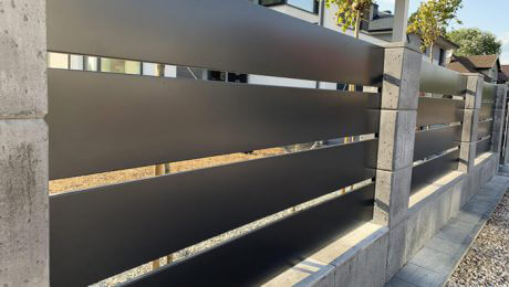 Ogrodzenie z betonu architektonicznego i aluminiowych poziomych sztachet