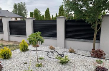 Nowoczesne ogrodzenie aluminiowe z solidną podmurówką - plotex.net.pl