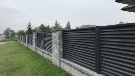 Ogrodzenie żaluzjowe z podmurówką betonową - plotex.net.pl