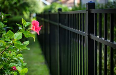 Eleganckie metalowe ogrodzenie ogrodu od strony sąsiadów w kolorze antracytowym - plotex.net.pl