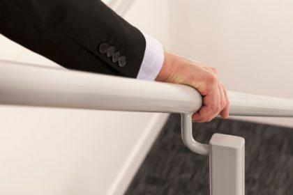 Poręcz na schody – dłoń na poręczy